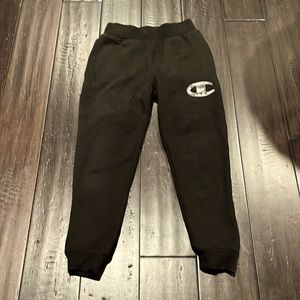 Boys Champion sweatpants in black. Size S
